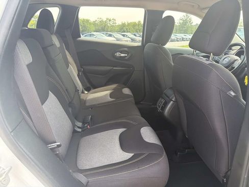 Used 2016 Jeep Cherokee Sport FWD image 24
