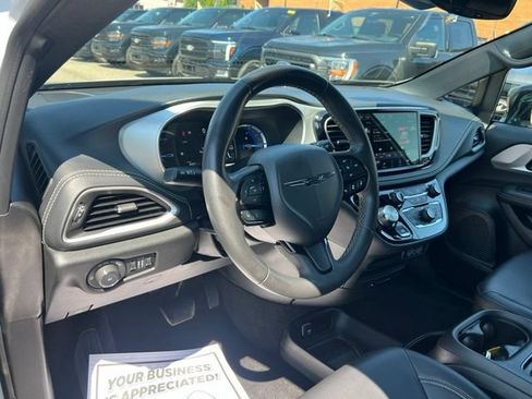 Used 2024 Chrysler Pacifica Limited FWD image 7