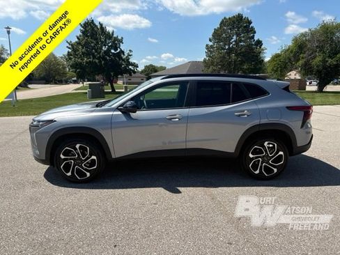 Used 2024 Chevrolet Trax RS w/ Sunroof Package FWD image 3