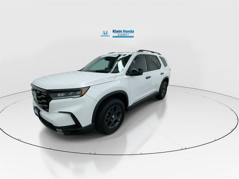 Used 2025 Honda Pilot TrailSport image 6