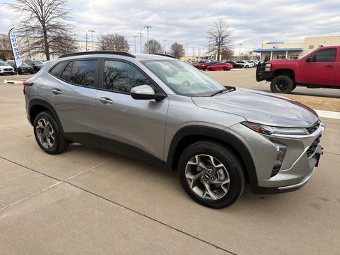 Used 2025 Chevrolet Trax LT image 13