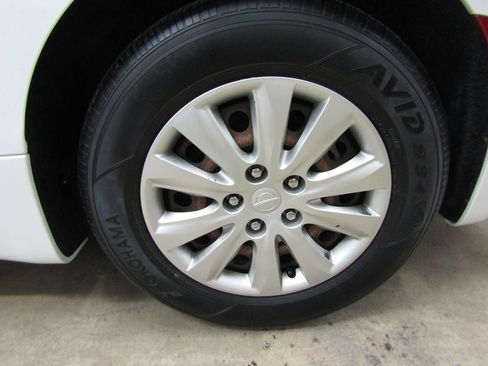 Used 2020 Chrysler Voyager L FWD image 30