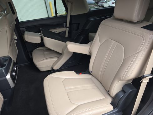 Used 2024 Ford Expedition Limited image 16