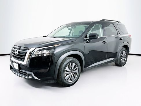 Used 2024 Nissan Pathfinder SV image 3