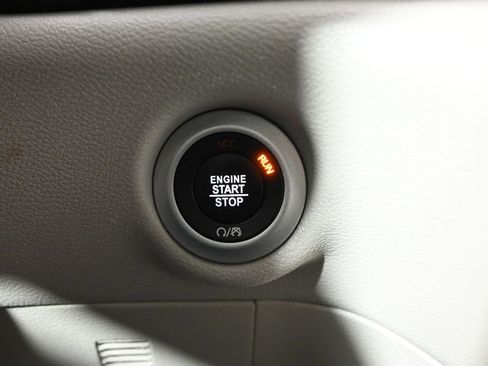 Used 2023 Chrysler Pacifica Touring-L FWD image 34