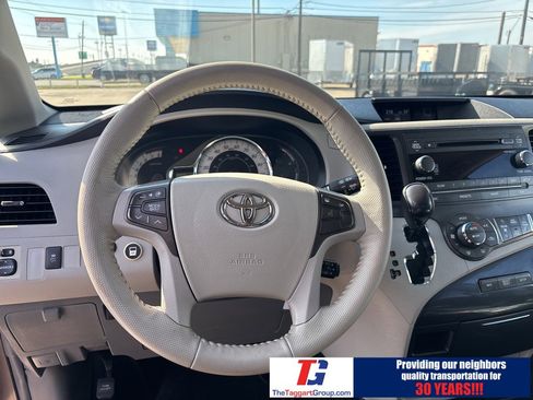 Used 2012 Toyota Sienna SE image 12