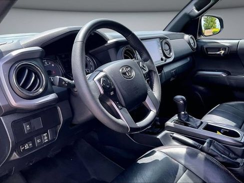 Used 2022 Toyota Tacoma TRD Sport w/ Technology Package AWD/4WD image 17