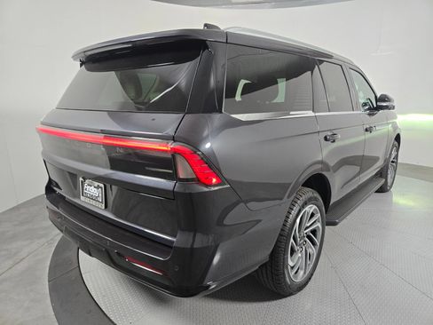 New 2027 Lincoln Navigator Premiere AWD/4WD image 4