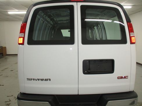 New 2026 GMC Savana 3500 RWD image 10