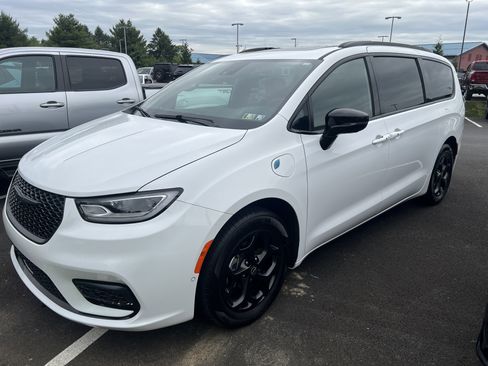 Used 2025 Chrysler Pacifica Premium FWD image 16