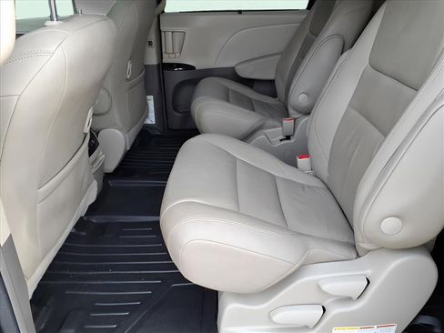 Used 2019 Toyota Sienna XLE image 8