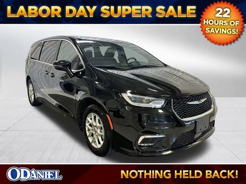 Used 2025 Chrysler Pacifica Select FWD image 1