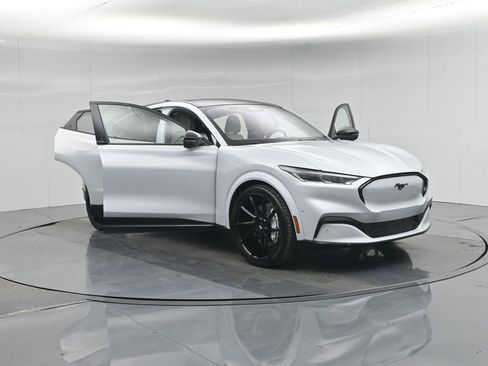 Used 2021 Ford Mustang Mach-E Premium image 33