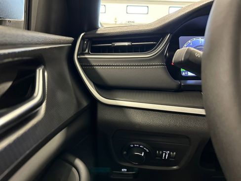 New 2025 Jeep Grand Cherokee Laredo w/ Luxury Tech Group I image 18