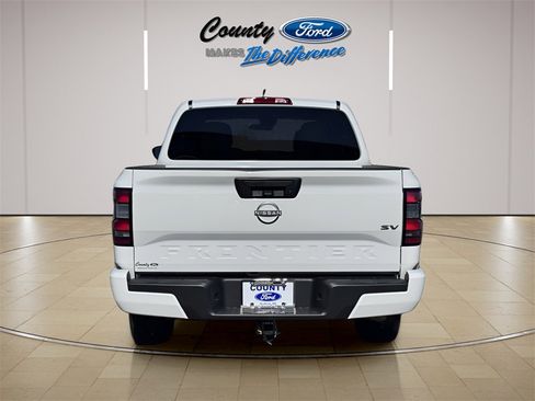Used 2024 Nissan Frontier SV image 11