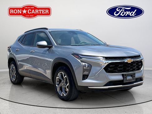 Used 2025 Chevrolet Trax LT FWD image 1