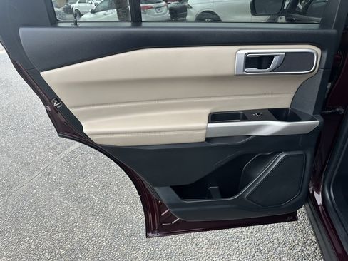 Used 2022 Ford Explorer XLT image 16