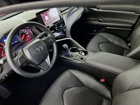 Used 2021 Toyota Camry XSE image 9