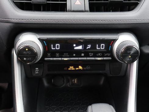 Used 2025 Toyota RAV4 XLE AWD/4WD image 26