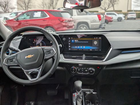 Certified 2025 Chevrolet Trax LT w/ LT Convenience Package image 19