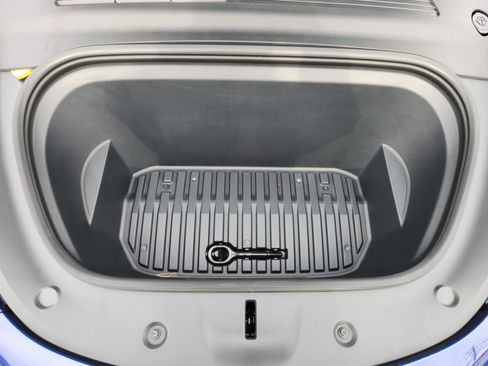 Used 2021 Tesla Model Y Long Range image 9