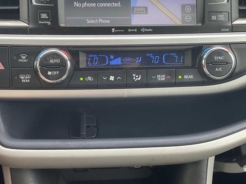 Used 2018 Toyota Highlander Limited FWD image 32