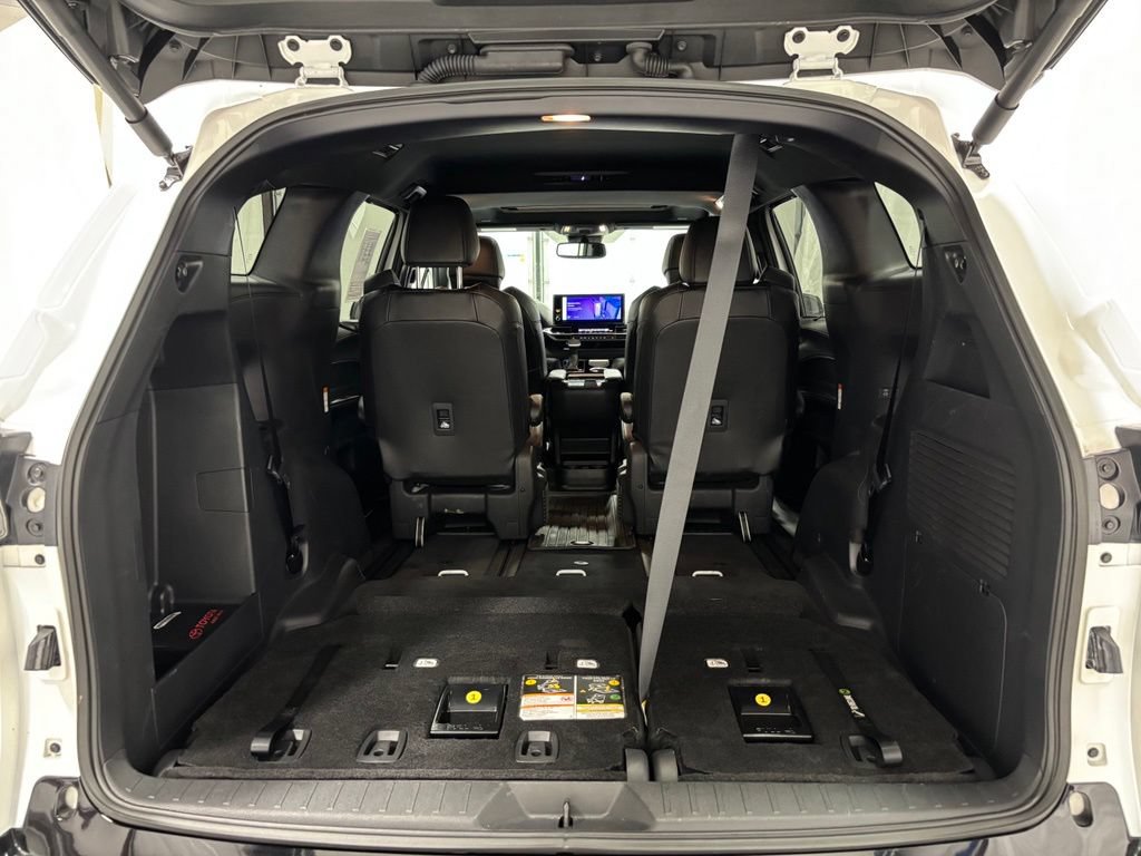 Used 2025 Toyota Sienna XSE FWD image 55