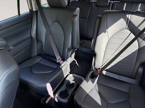 Used 2024 Toyota Highlander XLE AWD/4WD image 13