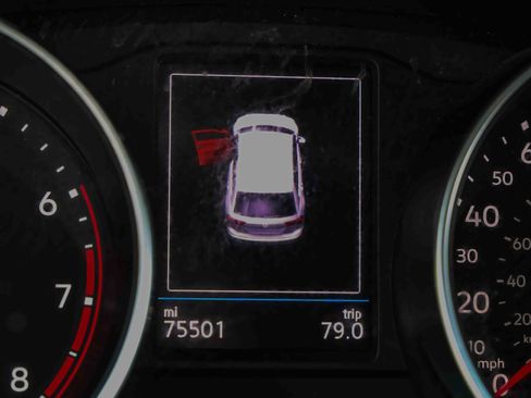 Used 2019 Volkswagen Tiguan SE w/ Panoramic Sunroof Package image 9