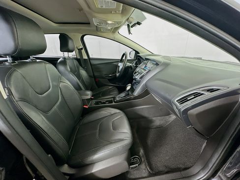 Used 2015 Ford Focus Titanium FWD image 29