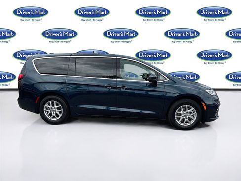 Used 2023 Chrysler Pacifica Touring-L FWD image 8