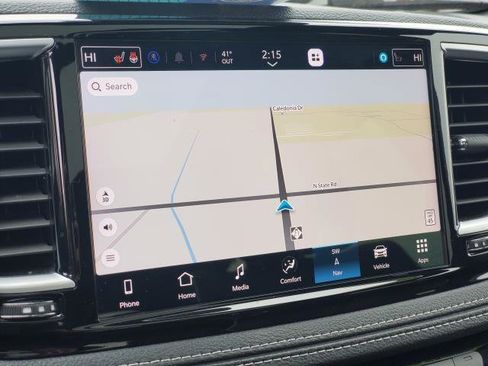 Used 2024 Chrysler Pacifica Premium image 17