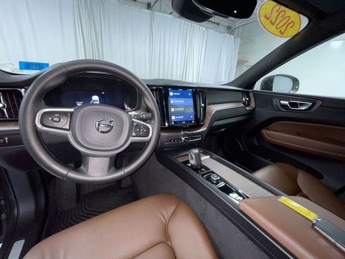 Used 2022 Volvo XC60 B5 Momentum image 3