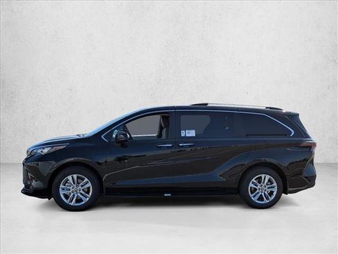 New 2026 Toyota Sienna XLE FWD image 5