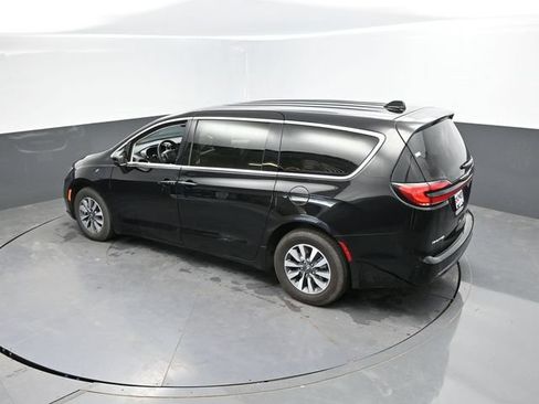 Used 2024 Chrysler Pacifica Limited FWD image 47