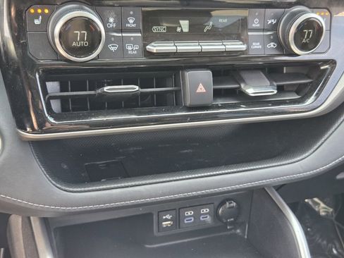 Used 2022 Toyota Highlander XLE AWD/4WD image 21