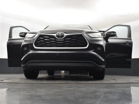 Used 2025 Toyota Highlander LE FWD image 11