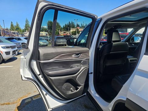 Used 2023 Jeep Grand Cherokee 4WD 4xe image 16