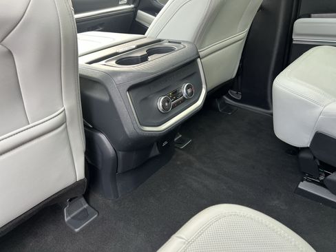 Used 2025 Ford Expedition Platinum AWD/4WD image 47