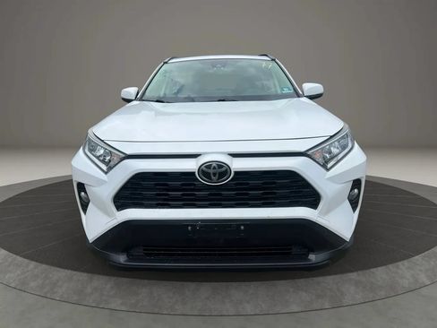 Used 2019 Toyota RAV4 XLE AWD/4WD image 2
