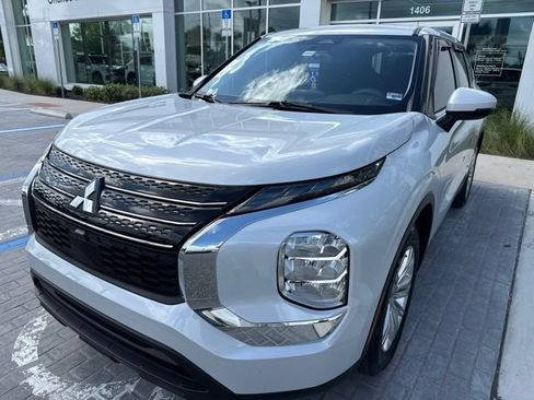 Used 2024 Mitsubishi Outlander ES FWD image 3