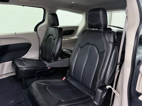 Used 2023 Chrysler Pacifica Touring-L FWD image 18