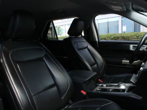 Used 2020 Ford Explorer XLT w/ Equipment Group 202A AWD/4WD image 28