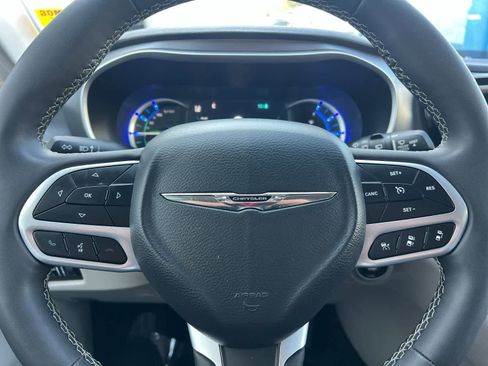 Used 2023 Chrysler Pacifica Touring-L image 25