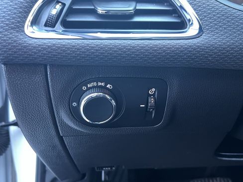 Used 2018 Chevrolet Cruze LT w/ Convenience Package image 15