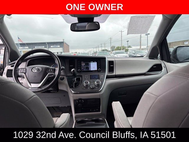 Used 2019 Toyota Sienna XLE Premium FWD image 15