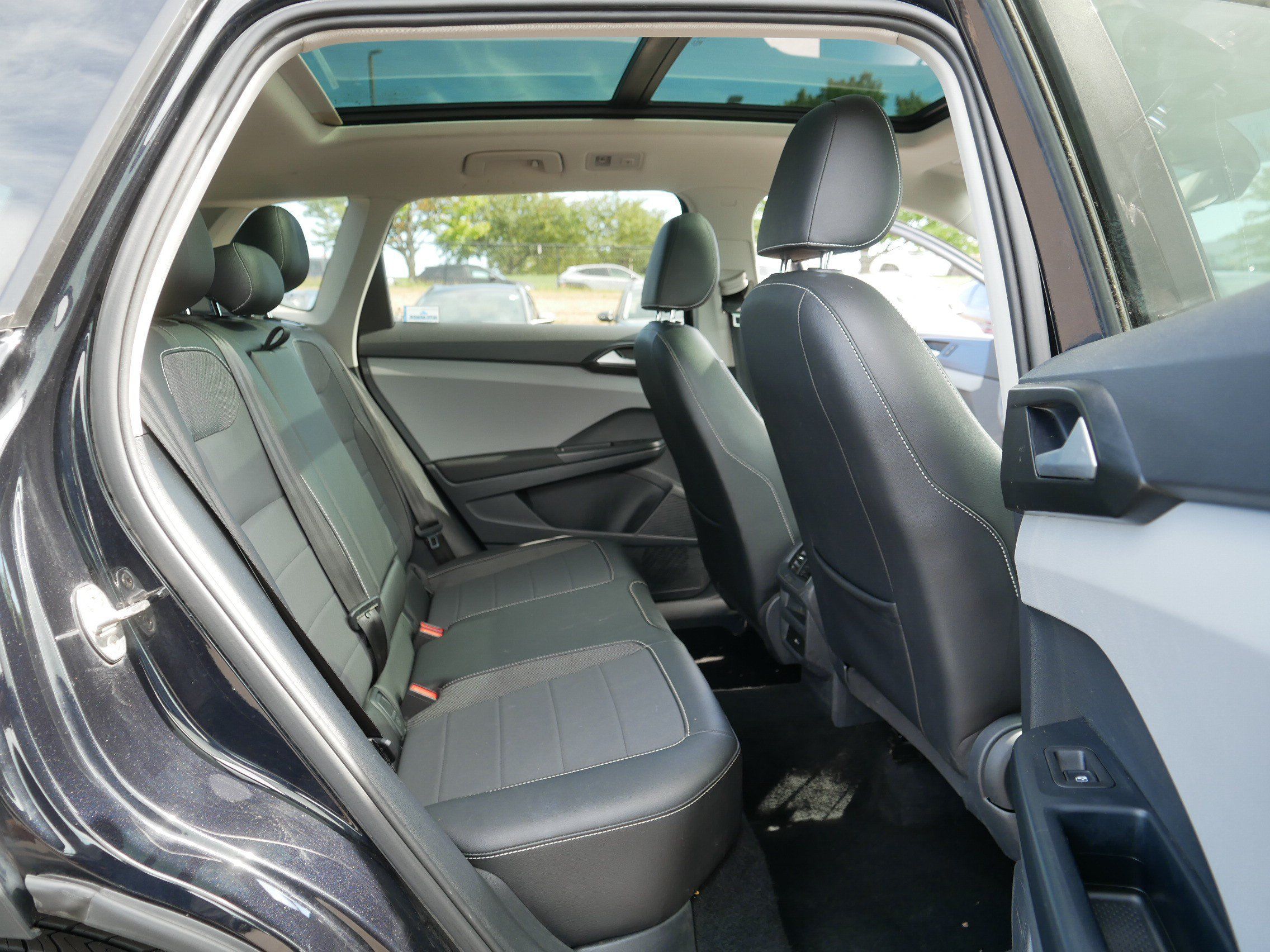Used 2023 Volkswagen Taos SE w/ Panoramic Sunroof Package AWD/4WD image 18