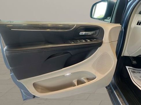 Used 2011 Chrysler Town & Country Touring-L w/ Entertainment Group #2 FWD image 7