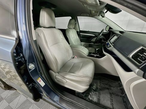 Used 2017 Toyota Highlander Plus FWD image 34