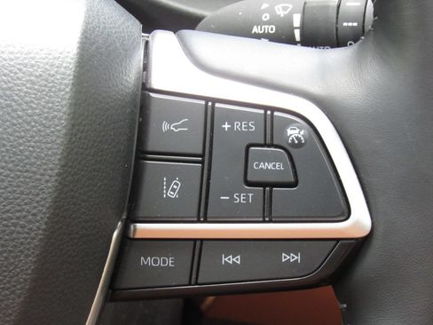 Used 2026 Toyota Highlander Limited AWD/4WD image 28